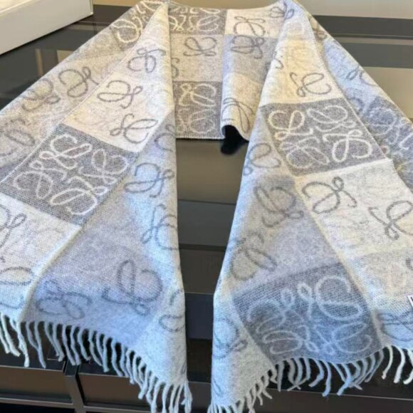 Fashionable Dual-Sided Scarf - Picture 4 of 5